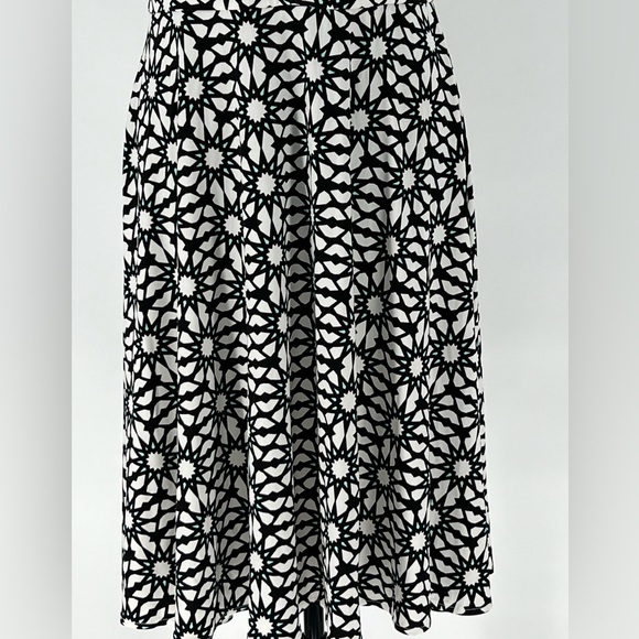 WISP GEOMETRIC KEYHOLE BODICE WHITE DRESS BLACK‎ DESIGN WITH BLUE ACCENT. - Picture 2 of 10